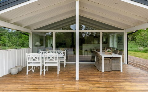 Gudmunda - 300M from the Sea: Hout, Veranda, Plafond, Verdieping, Deur, Schaduw, Dek, Hardwood, Beits, Plank