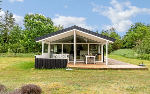 Gudmunda - 300M from the Sea: Dak, Huis, Verblijf, Veranda, Deur, Garden Gebouwen, Schaduw, Landgoed, Outdoor Structuur, Boerderij