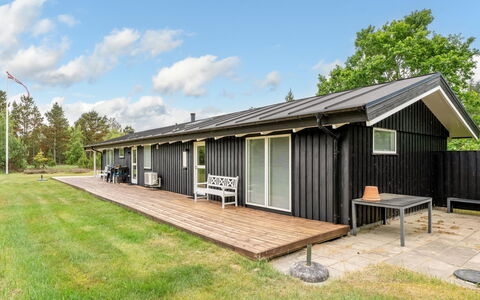 Gudmunda - 300M from the Sea: Huis, Dak, Huis, Deur, Verblijf, Schaduw, Tuin, Groundcover, Veranda, Werf