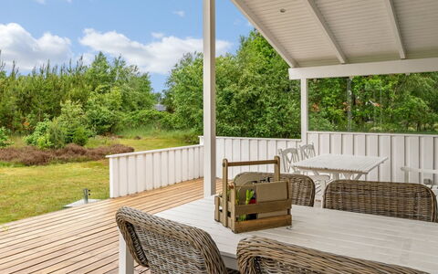 Gudmunda - 300M from the Sea: Huis, Dak, Huis, Deur, Verblijf, Schaduw, Tuin, Groundcover, Veranda, Werf