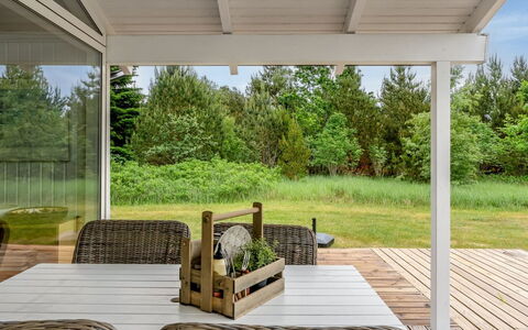 Gudmunda - 300M from the Sea: Huis, Dak, Huis, Deur, Verblijf, Schaduw, Tuin, Groundcover, Veranda, Werf