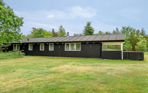 Gudmunda - 300M from the Sea: Huis, Dak, Huis, Deur, Verblijf, Schaduw, Tuin, Groundcover, Veranda, Werf