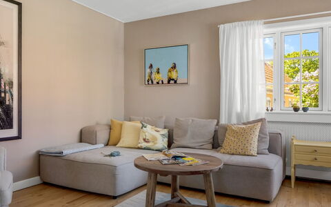 Annagrete - 300M from the Sea: Meubilair, Interieur Ontwerp, Flooring, Verdieping, Bankstel, Muur, Kamer, Hout, Houten Vloer, Woonkamer