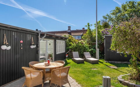 Annagrete - 300M from the Sea: Huis, Struik, Huis, Dak, Deur, Tuin, Land Lot, Werf, Backyard, Verblijf