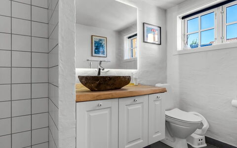 Annagrete - 300M from the Sea: Muur, Loodgieterswerkinrichting, Badkamer, Flooring, Interieur Ontwerp, Verdieping, Wastafel, Kraan, Wastafel In De Badkamer, Loodgieter