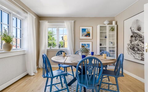 Annagrete - 300M from the Sea: Meubilair, Interieur Ontwerp, Flooring, Verdieping, Hout, Houten Vloer, Eetkamer, Plafond, Stoel, Tafel