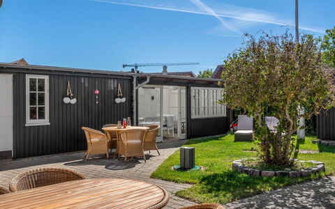 Annagrete - 300M from the Sea: Huis, Dak, Huis, Deur, Verblijf, Werf, Schaduw, Tuin, Backyard, Siding