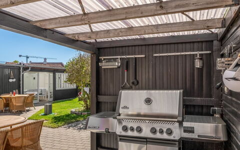Annagrete - 300M from the Sea: Hout, Dek, Tuin, Schaduw, Outdoor Structuur, Patio, Backyard, Hardwood, Bloempot, Plank