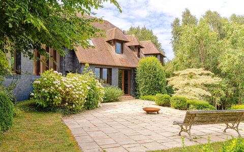 Le Chant D'Azif: Huis, Struik, Verblijf, Huis, Tuin, Dak, Groundcover, Deur, Boerderij