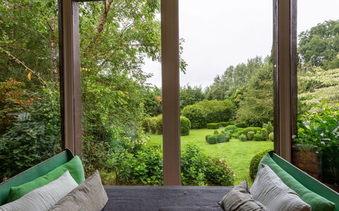 Le Chant D'Azif: Hout, Interieur Ontwerp, Slaapkamer, Meubilair, Bed, Verdieping, Huis, Hoofdkussen, Kussen Gooien, Bedding