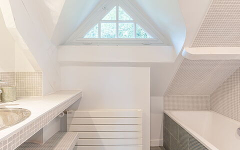 Le Chant D'Azif: Interieur Ontwerp, Flooring, Plafond, Verdieping, Loodgieterswerkinrichting, Badkamer, Samengesteld Materiaal, Tegel, Loodgieter, Kraan