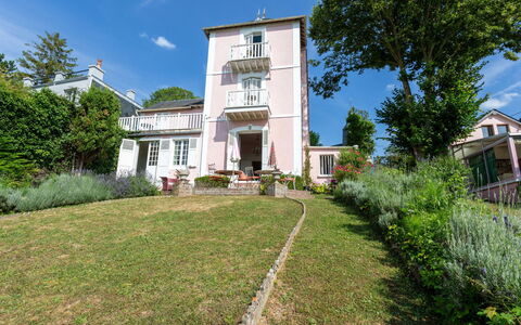 Maison Rose: Struik, Huis, Woongebied, Huis, Tuin, Landgoed, Werf, Gazon, Landscaping, Hacienda