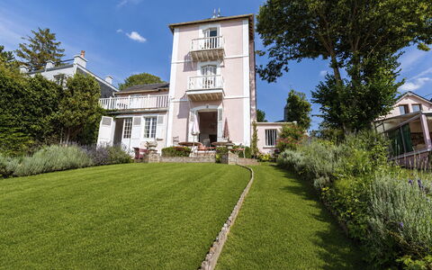 Maison Rose: Woongebied, Struik, Huis, Huis, Tuin, Landgoed, Gazon, Werf, Verblijf, Landscaping