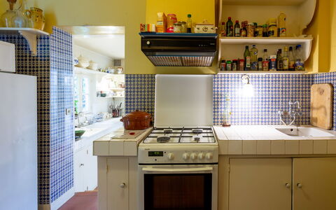 Maison Rose: Toestel Van De Keuken, Keuken, Major Appliance, Countertop, Fornuis, Interieur Ontwerp, Fornuis, Gasfornuis, Huishoudapparatuur, Flooring
