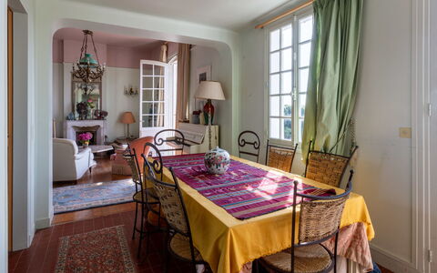 Maison Rose: Meubilair, Interieur Ontwerp, Stoel, Flooring, Tafel, Eetkamer, Hout, Verdieping, Keuken En Eettafel, Kamer