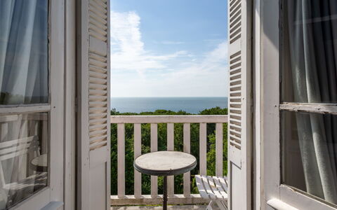 Maison Rose: Balkon, Veranda, Buitenmeubels, Baluster, Schaduw, Leuning, Hek, Dek