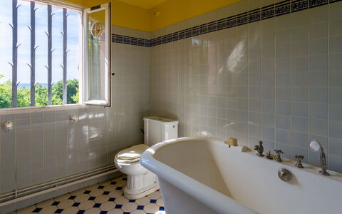 Maison Rose: Flooring, Verdieping, Loodgieterswerkinrichting, Interieur Ontwerp, Tegel, Badkamer, Loodgieter, Bad, Kraan