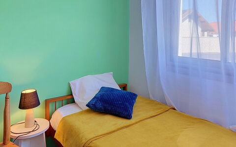 Aqua Riva: Bed, Slaapkamer, Meubilair, Muur, Interieur Ontwerp, Verdieping, Laken, Bedding, Hout, Flooring
