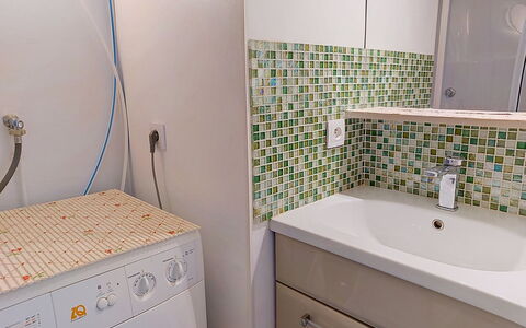 Aqua Riva: Flooring, Loodgieterswerkinrichting, Interieur Ontwerp, Verdieping, Badkamer, Wasmachine, Tegel, Kamer, Wasruimte, Loodgieter