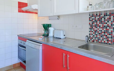 Aqua Riva: Keuken, Countertop, Toestel Van De Keuken, Major Appliance, Gootsteen, Wastafel, Flooring, Loodgieterswerkinrichting, Interieur Ontwerp, Kraan
