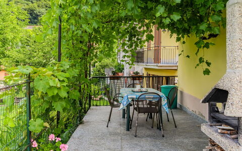 Casa Iolanda: Meubilair, Stoel, Buitenmeubels, Tafel, Buitentafel, Schaduw, Backyard, Keuken En Eettafel, Tuin, Werf