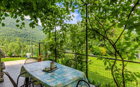 Casa Iolanda: Meubilair, Stoel, Buitentafel, Buitenmeubels, Keuken En Eettafel, Tuin, Eco Hotel, Schaduw, Werf, Backyard