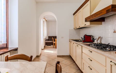 Casa Iolanda: Interieur Ontwerp, Flooring, Hout, Verdieping, Keuken, Countertop, Kamer, Cabinetry, Plafond, Meubilair