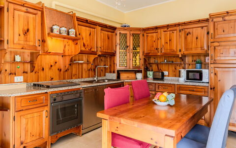 Casa Asia: Cabinetry, Keuken, Meubilair, Hout, Flooring, Interieur Ontwerp, Toestel Van De Keuken, Kast, Countertop, Lade
