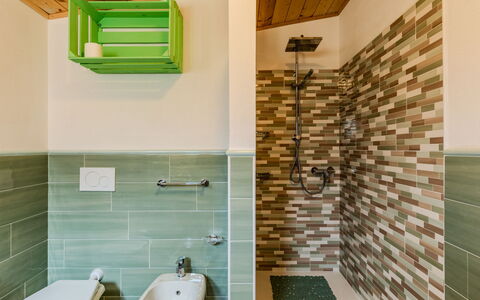 Casa Matilde: Flooring, Interieur Ontwerp, Verdieping, Loodgieterswerkinrichting, Tegel, Badkamer, Samengesteld Materiaal, Loodgieter, Plafond, Toilet
