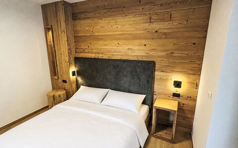 Vita Nova: Hout, Slaapkamer, Bed Frame, Appartement, Bedding, Bed, Plank, Beits, Hardwood, Laken