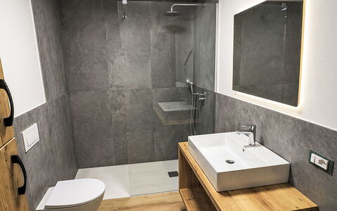 Vita Nova: Muur, Flooring, Loodgieterswerkinrichting, Verdieping, Wastafel, Badkamer, Interieur Ontwerp, Kraan, Loodgieter, Wastafel In De Badkamer