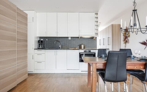 Strandpärlan: Meubilair, Keuken, Flooring, Interieur Ontwerp, Countertop, Houten Vloer, Cabinetry, Toestel Van De Keuken, Verdieping, Hout