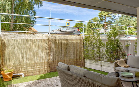 Strandpärlan: Bloempot, Schaduw, Buitenmeubels, Balkon, Hek, Kamerplant, Tuin, Stoel, Veranda, Backyard