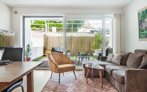 Strandpärlan: Meubilair, Interieur Ontwerp, Flooring, Bankstel, Verdieping, Muur, Woonkamer, Hout, Plafond, Kamer