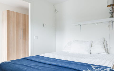 Strandpärlan: Meubilair, Slaapkamer, Bed, Interieur Ontwerp, Hout, Laken, Verdieping, Flooring, Bedding, Linens