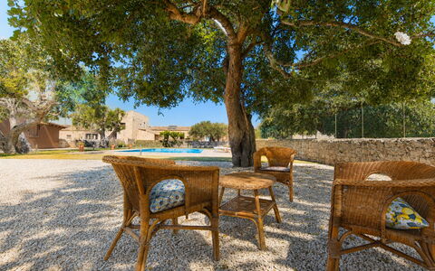 La Muraglia: Buitenmeubels, Meubilair, Stoel, Schaduw, Buitentafel, Zwembad, Toevlucht, Landgoed, Landscaping, Werf