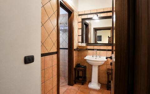 La Muraglia: Wastafel In De Badkamer, Flooring, Muur, Interieur Ontwerp, Loodgieterswerkinrichting, Verdieping, Hout, Badkamer, Wastafel, Plafond