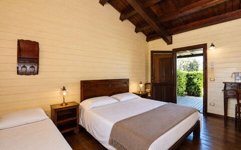 La Muraglia: Hout, Meubilair, Deur, Plafond, Verblijf, Hardwood, Beits, Veranda, Stoel, Plank