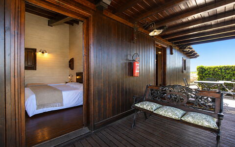 La Muraglia: Hout, Meubilair, Hardwood, Beits, Plank, Dek, Stoel, Houten Vloer, Bed, Balkon