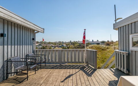 Elsamaria - 400M from the Sea: Lucht, Dak, Huis, Samengesteld Materiaal, Dek, Balkon, Siding, Veranda, Plank, Leuning