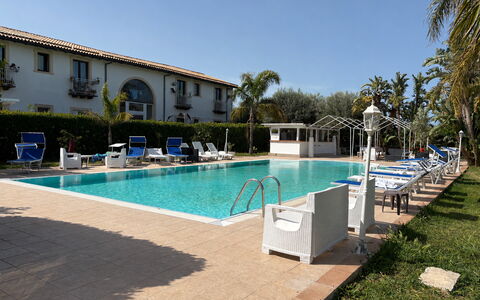 Villa Gertrude: Zwembad, Toevlucht, Hotel, Hacienda, Eco Hotel, Thermae, Villa, Ligstoel, Badplaats