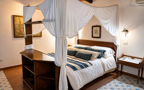 Villa Gertrude: Meubilair, Bed, Slaapkamer, Interieur Ontwerp, Hout, Bedding, Verdieping, Linens, Kamer, Textiel