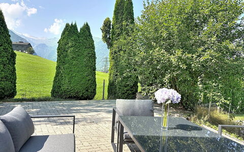 Kaprun 614: Meubilair, Buitenmeubels, Stoel, Buitentafel, Tuin, Schaduw, Landscaping, Koffietafel, Evergreen