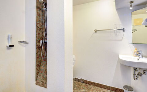 Kaprun 614: Muur, Loodgieterswerkinrichting, Flooring, Verdieping, Interieur Ontwerp, Badkamer, Plafond, Loodgieter, Kraan, Wastafel In De Badkamer