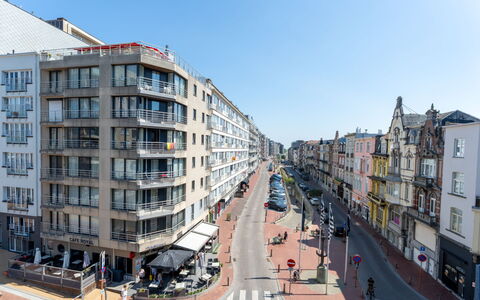 Zeewind Close to the Beach: Meubilair, Interieur Ontwerp, Flooring, Verdieping, Tafel, Hout, Plafond, Stoel, Kamer, Bankstel