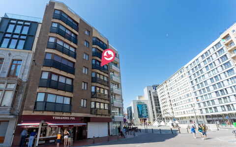 Zeewind Close to the Beach: Meubilair, Interieur Ontwerp, Flooring, Verdieping, Tafel, Hout, Plafond, Stoel, Kamer, Bankstel