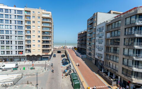 Zeewind Close to the Beach: Meubilair, Interieur Ontwerp, Flooring, Verdieping, Tafel, Hout, Plafond, Stoel, Kamer, Bankstel
