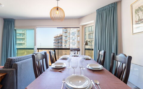 Zeewind Close to the Beach: Meubilair, Interieur Ontwerp, Flooring, Verdieping, Tafel, Hout, Plafond, Stoel, Kamer, Bankstel