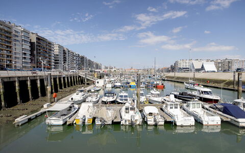 Zeewind Close to the Beach: Meubilair, Interieur Ontwerp, Flooring, Verdieping, Tafel, Hout, Plafond, Stoel, Kamer, Bankstel