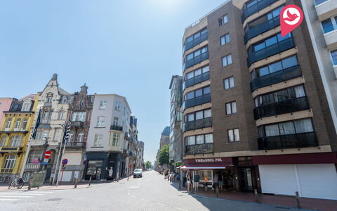 Zeewind Close to the Beach: Meubilair, Interieur Ontwerp, Flooring, Verdieping, Tafel, Hout, Plafond, Stoel, Kamer, Bankstel